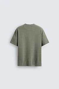 T-SHIRT DÉLAVÉ À RAYURES ET POCHE