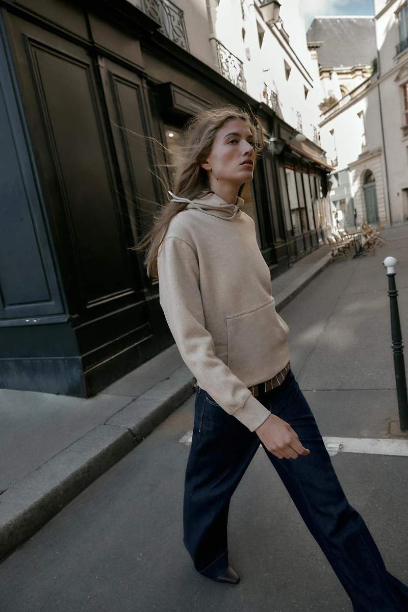 BASIC HOODIE SWEATSHIRT