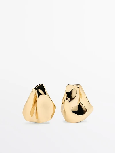Medium-sized earrings with pleats