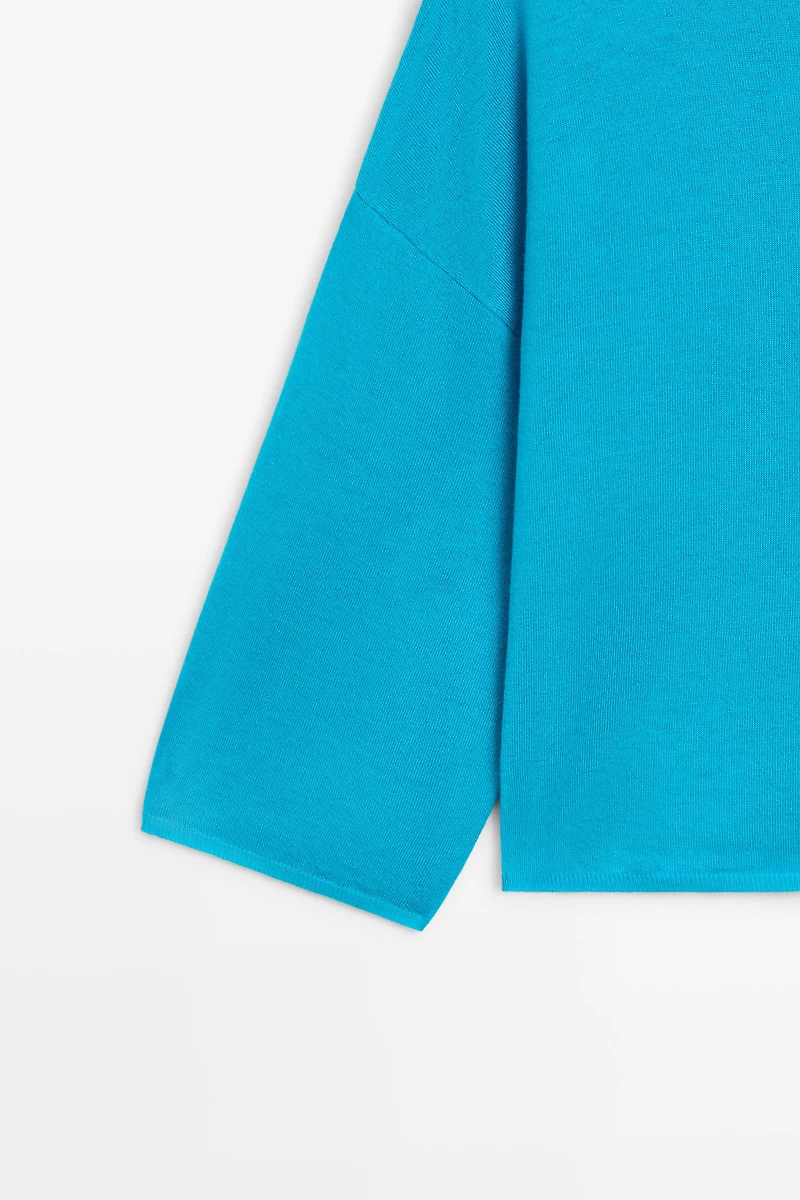 Round neck knit sweater