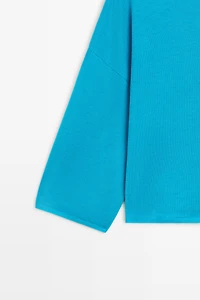 Round neck knit sweater