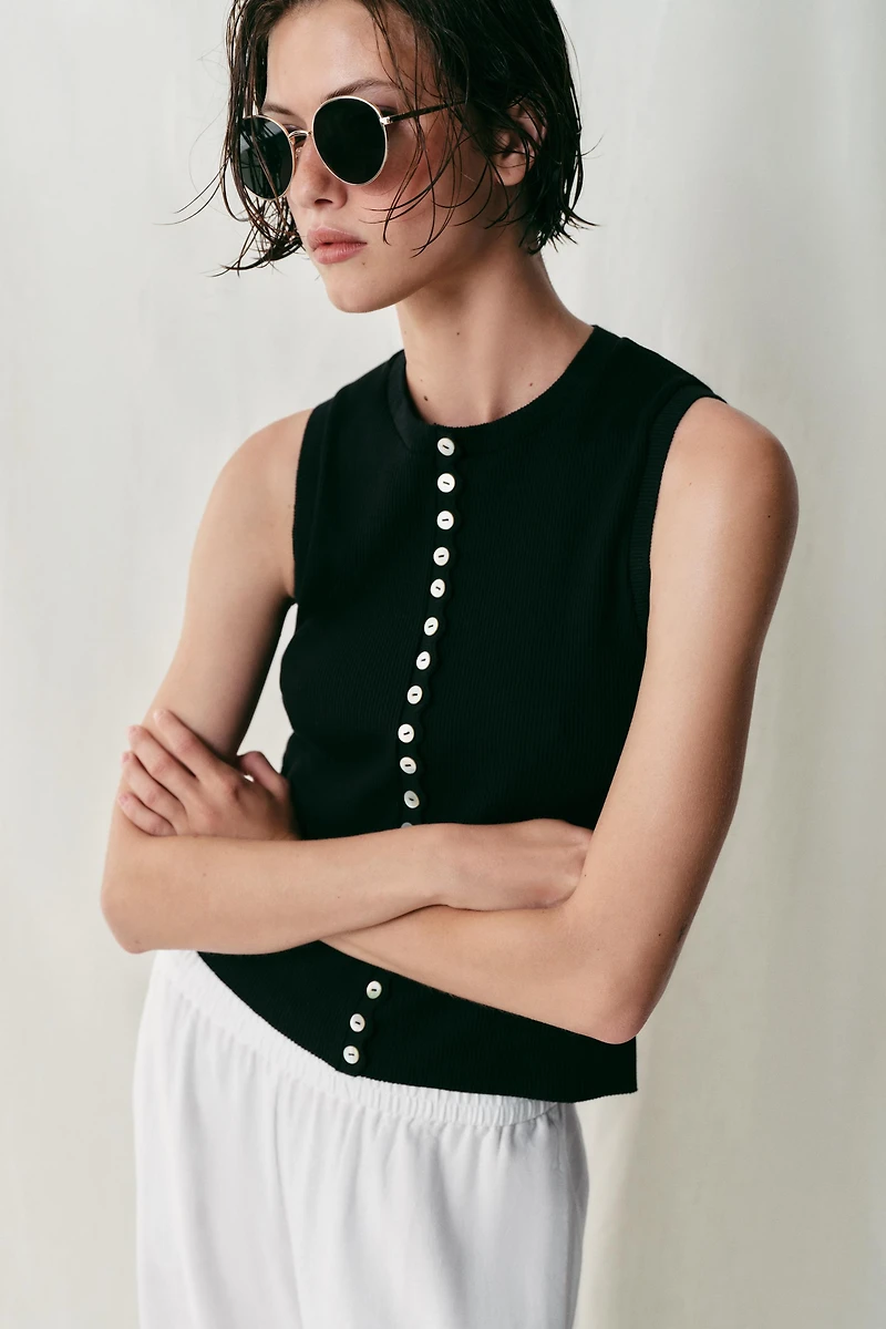BUTTONED TOP