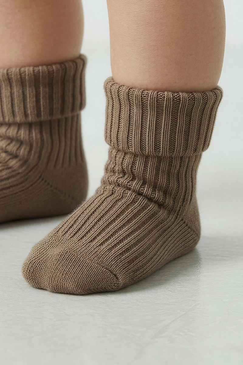 LOT DE QUATRE CHAUSSETTES COULEURS EN BOÎTE