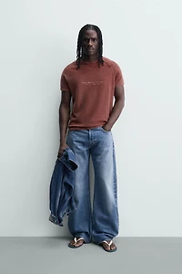 T-SHIRT EN MAILLE À IMPRIMÉS DÉLAVÉS
