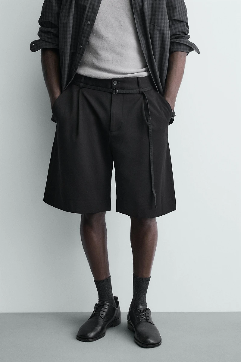 BERMUDA RELAXED FIT À PLIS ET CEINTURE