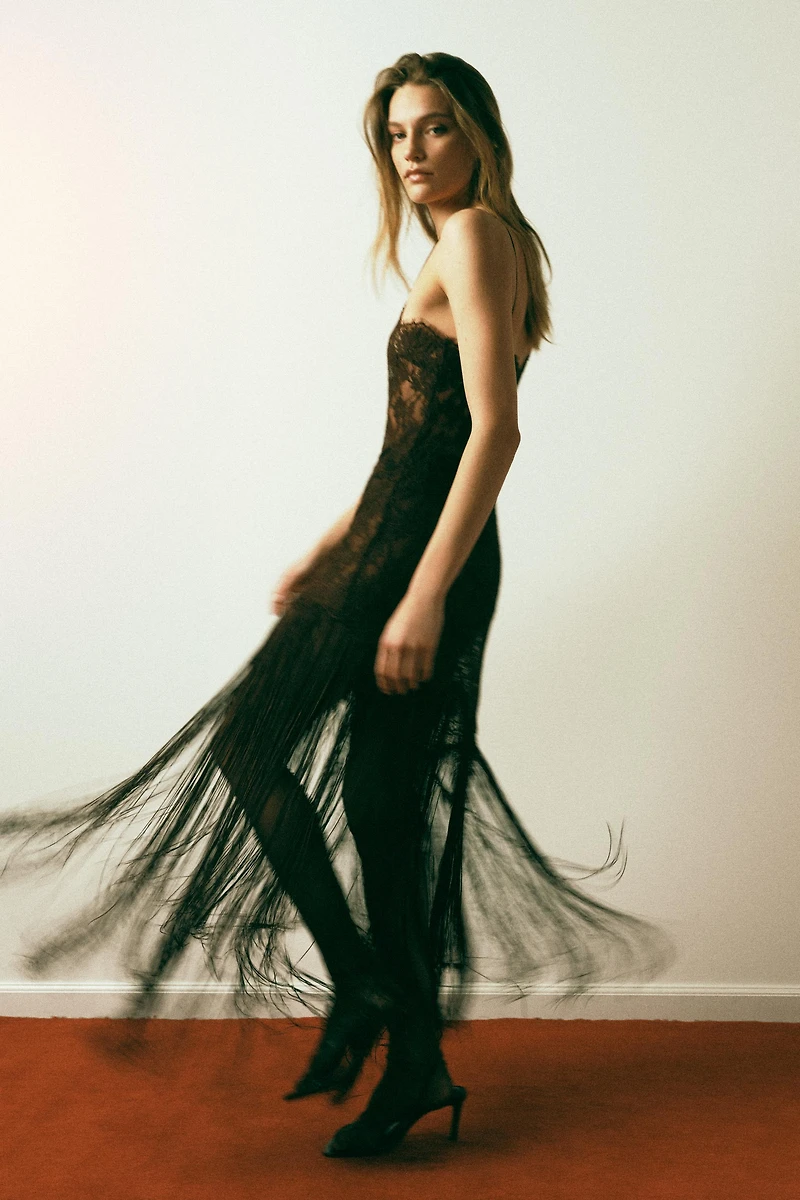 ROBE À BRETELLES EN DENTELLE ET FRANGES