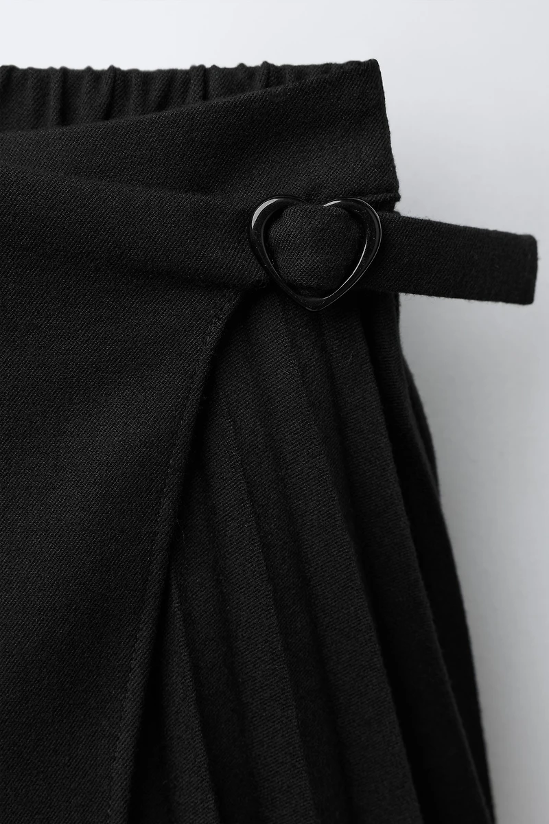 JUPE-SHORT À PLIS PLATS AVEC BOUCLE