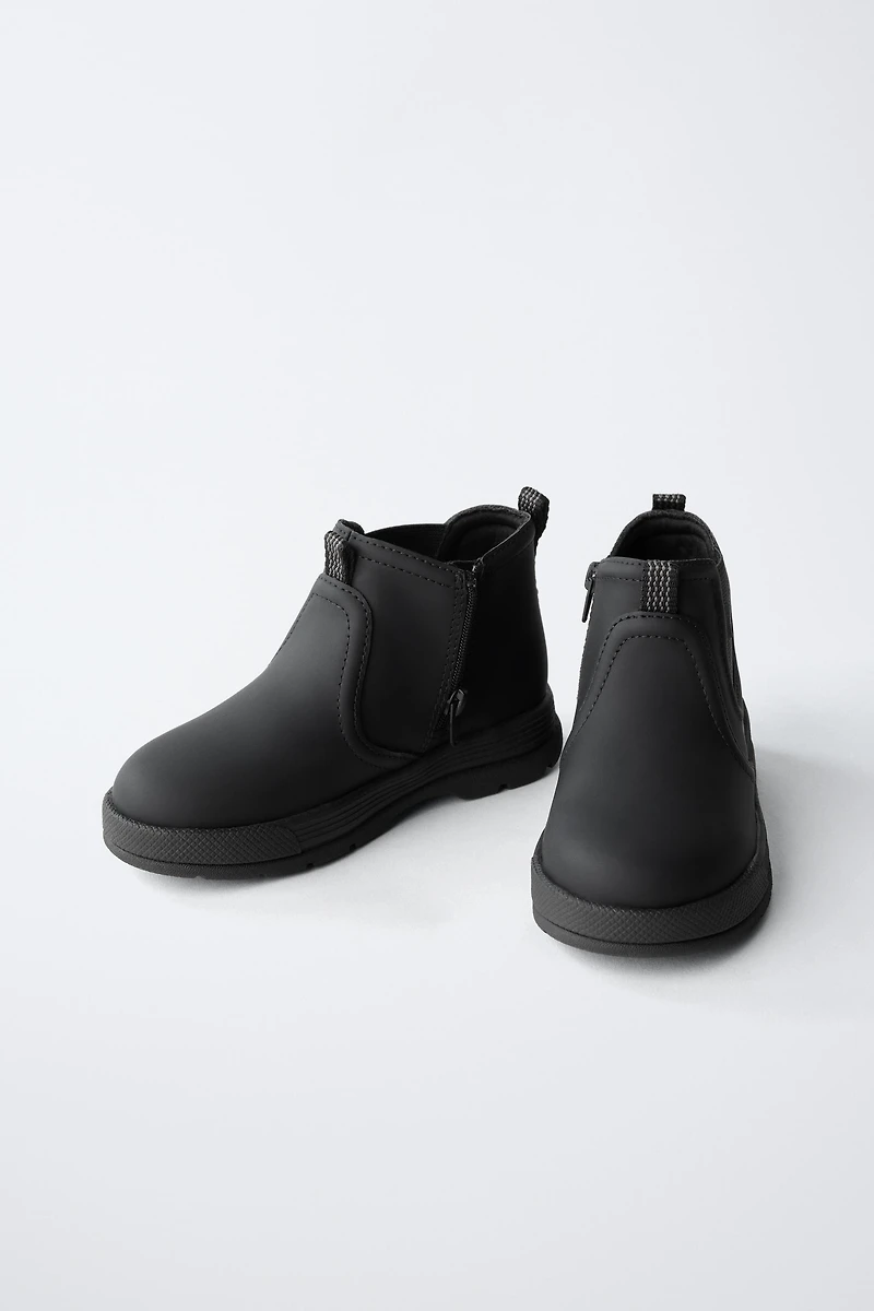 RUBBERIZED BOOTS