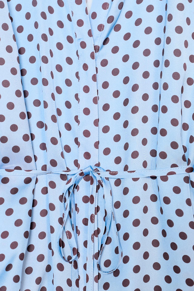CHEMISE SATINÉE À POIS AVEC CEINTURE