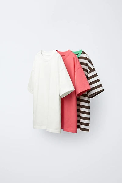 LOT DE TROIS T-SHIRTS UNIS ET À RAYURES