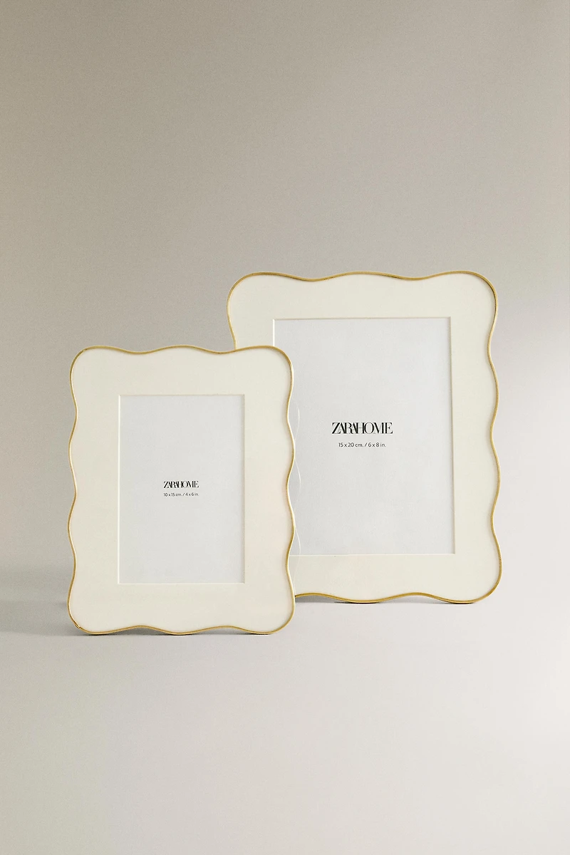 SCALLOPED METAL PICTURE FRAME