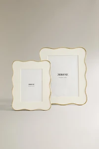SCALLOPED METAL PICTURE FRAME
