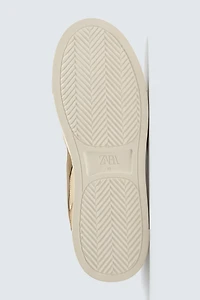RETRO-STYLE SNEAKERS
