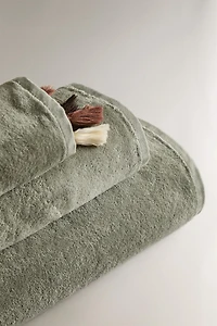 VELOUR BATH TOWEL WITH TASSELS
