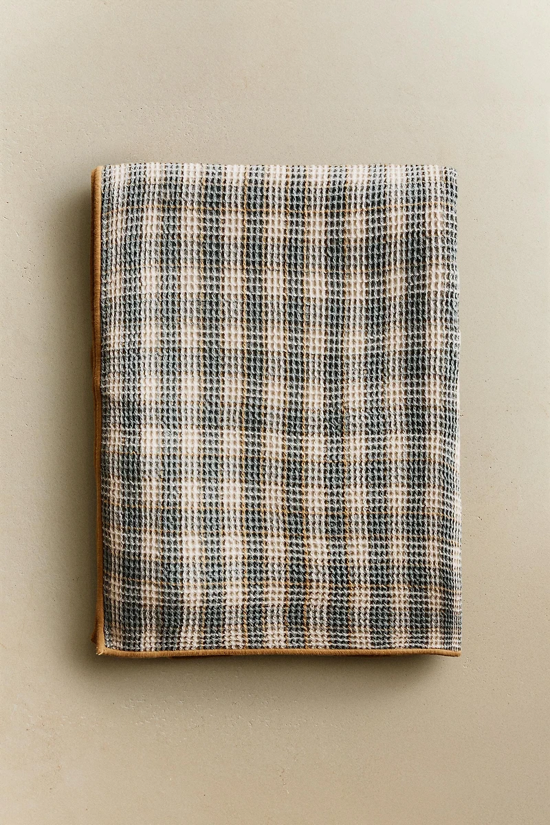 CHECK WAFFLE-KNIT BLANKET
