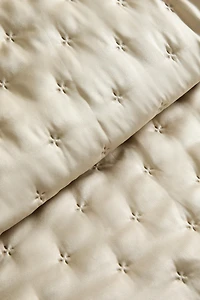 PLAIN SATEEN QUILT WITH KNOTS