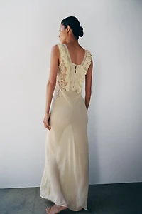 ROBE LONGUE DRAPÉE EN DENTELLE