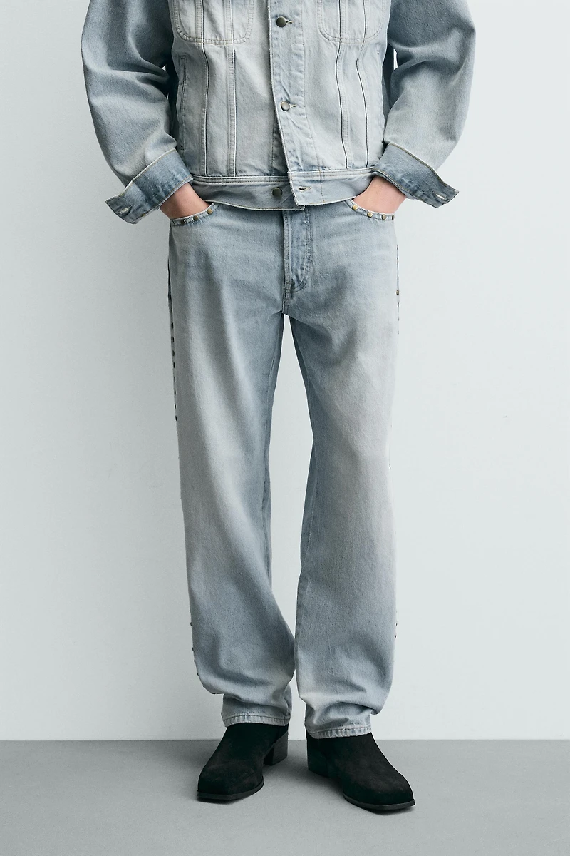 JEAN STRAIGHT FIT CLOUS MÉTALLIQUES