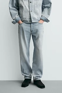 JEAN STRAIGHT FIT CLOUS MÉTALLIQUES