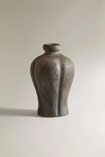 UNIFORM TERRACOTTA VASE