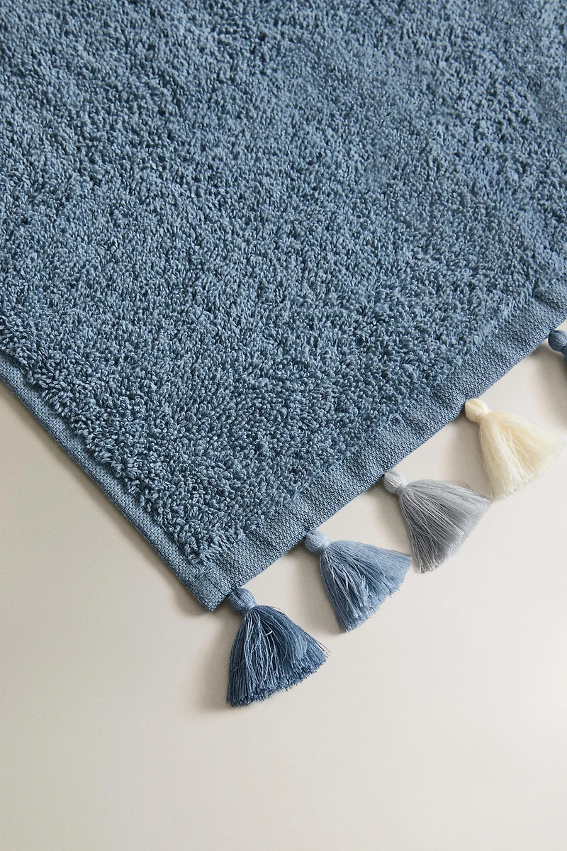 BATH TOWEL WITH TASSELS