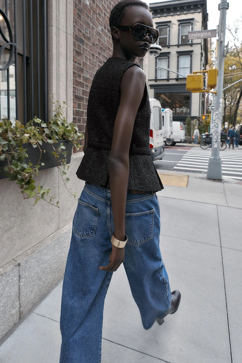 GILET STRUCTURÉ AVEC CEINTURE ET FIL MÉTALLISÉ