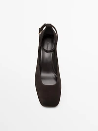 Heeled shoes with square vamp