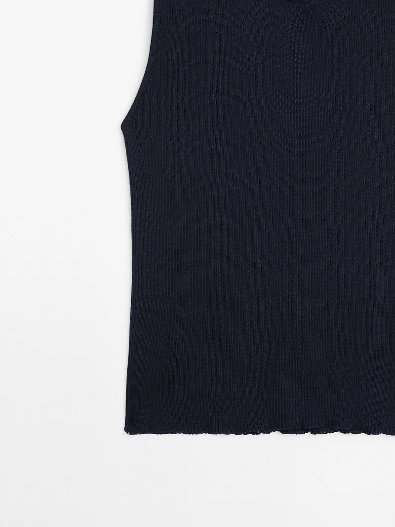 Ribbed top with collar detail