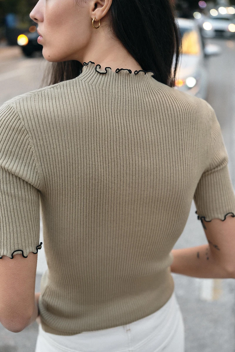 CONTRAST RIB KNIT TOP