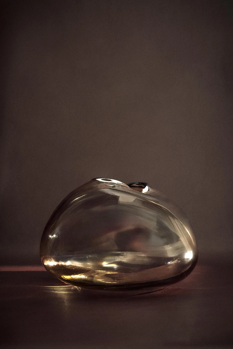 LOW SHINY GLASS VASE
