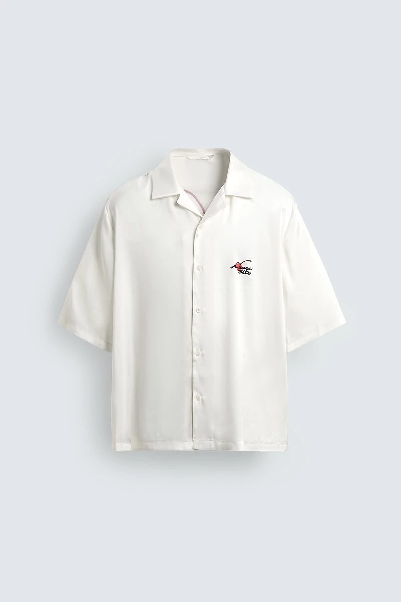 CHEMISE SATINÉE À IMPRIMÉS GRAPHIQUES