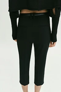 BELTED CAPRI PANTS