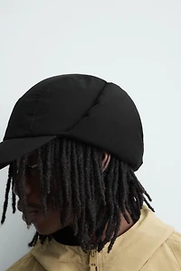 CASQUETTE TECHNIQUE MATELASSÉE AVEC CACHE-OREILLES