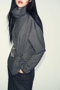 TOP DOUX AVEC DÉCOR MÉTALLIQUE