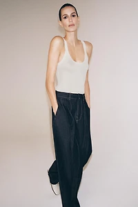 TOP EN MAILLE FINE SANS MANCHES