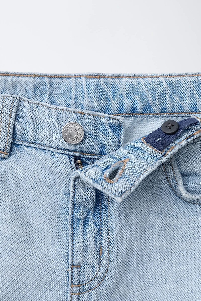 BERMUDA EN DENIM DROIT DÉCHIRÉ ET IMPRIMÉ GRAFFITI