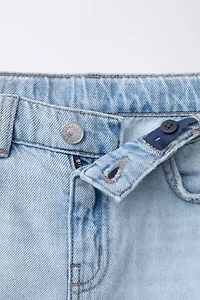 BERMUDA EN DENIM DROIT DÉCHIRÉ ET IMPRIMÉ GRAFFITI