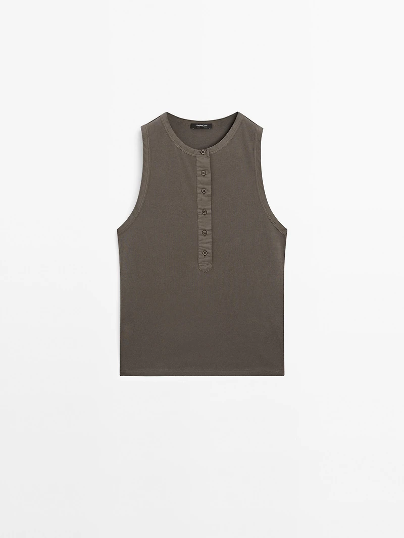 Top with contrast trim detail