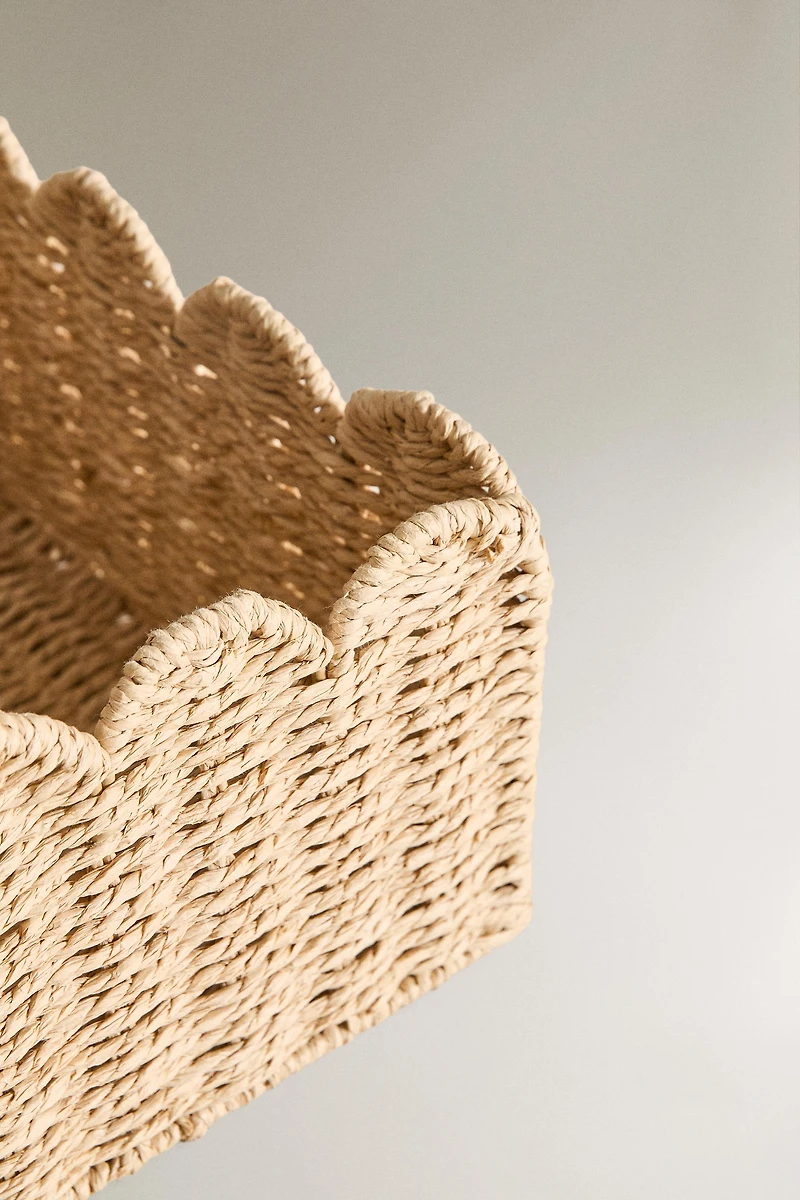 SMALL SCALLOPED BASKET