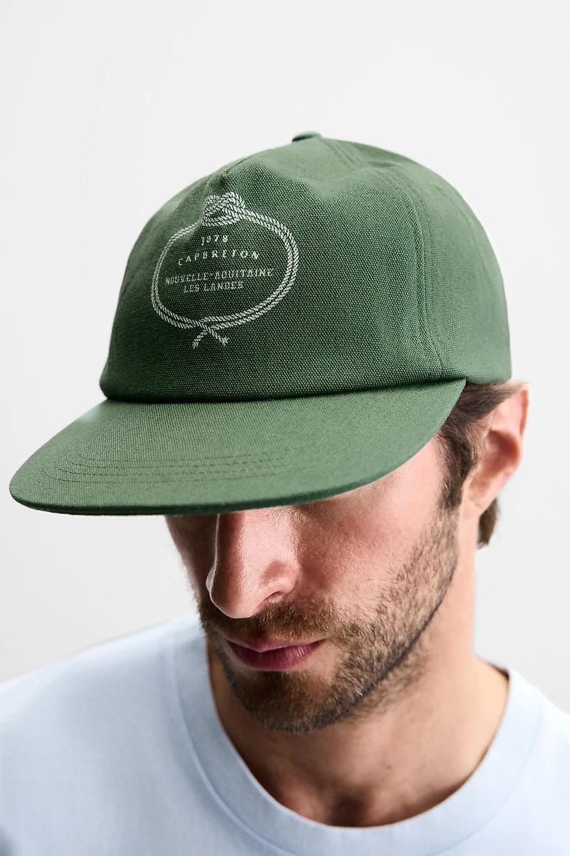 CASQUETTE DÉLAVÉE AVEC IMPRIMÉ COMBINÉ