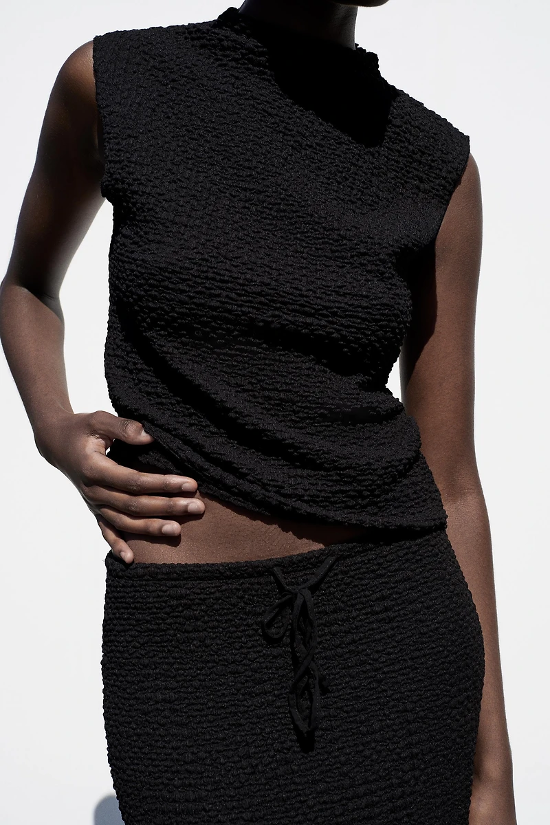 TEXTURED MOCK NECK TOP