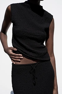 TEXTURED MOCK NECK TOP