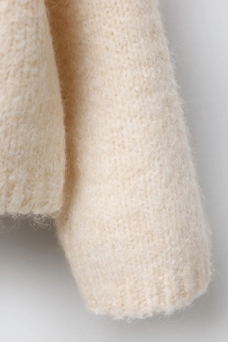 PULL EN MAILLE AVEC NŒUDS SATIN