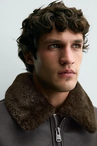 BLOUSON EN MATIÈRE SYNTHÉTIQUE AVEC COL BIMATIÈRE