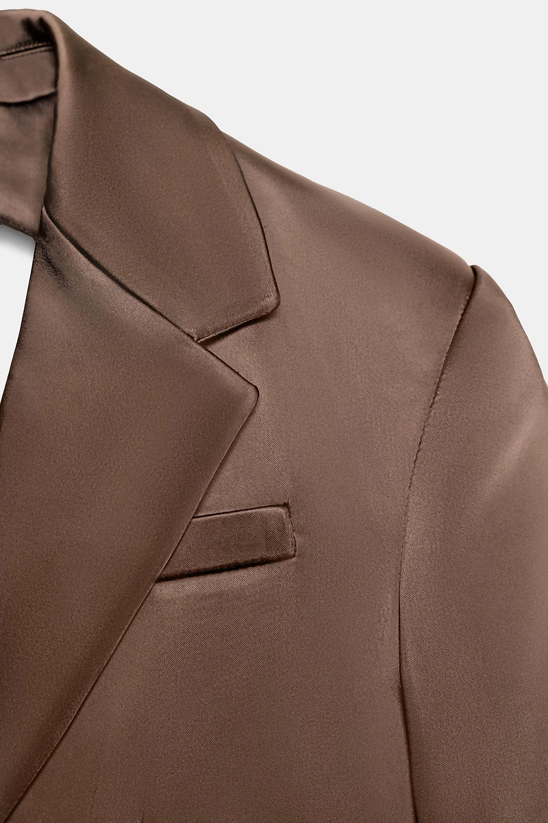 VESTE SATINÉE À OUVERTURES DANS LE DOS