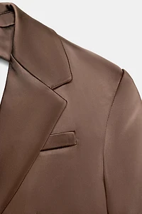 VESTE SATINÉE À OUVERTURES DANS LE DOS