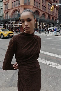 ROBE MI-LONGUE DRAPÉE POINTELLE