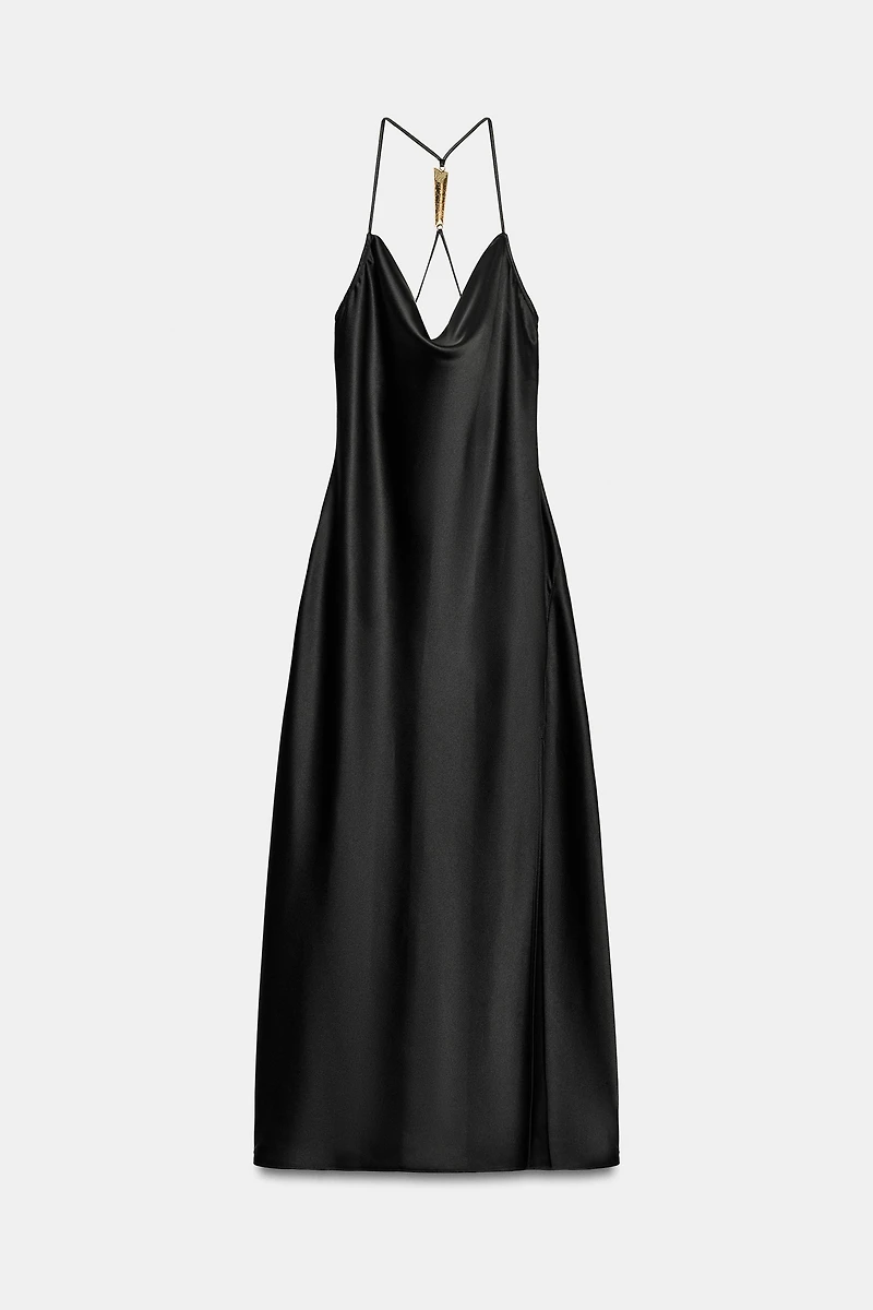 ROBE LONGUE SATINÉE AVEC ACCESSOIRE AU DOS