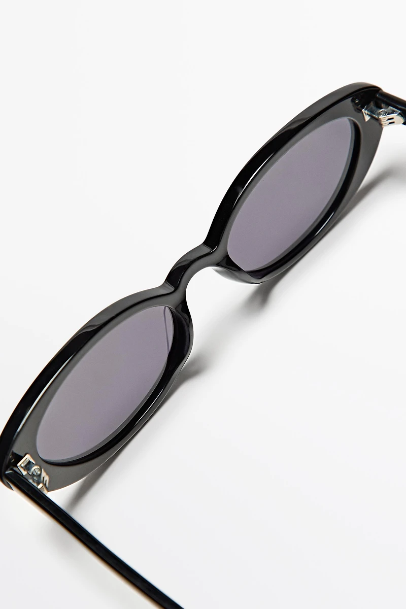 Lunettes de soleil étroites