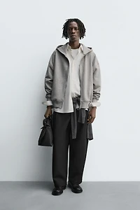 SWEAT ZIPPÉ À CAPUCHE ET ÉTIQUETTE